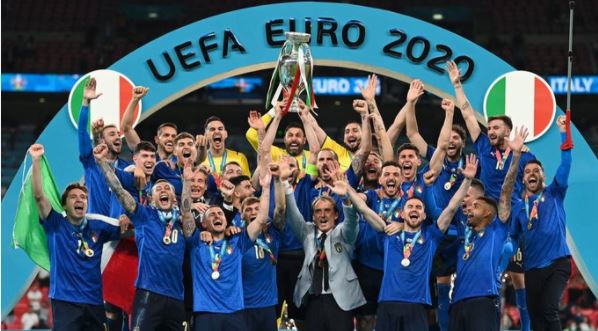 Jogadores celebram a cobiçada Eurocopa após disputa dramática nos pênaltis contra a Inglaterra Foto: Twitter/Reprodução