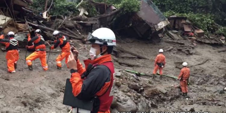 Emergência no Sudoeste do Japão foi declarada uma semana após fortes chuvas de monção, que desencadearam um deslizamento de lama Foto: Departamento de Bombeiros de Shizuoka