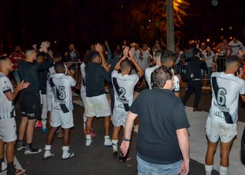 Jogadores comemoram com a torcida a vitória conquistada na última partida - Foto Ponte Press Álvaro Jr.