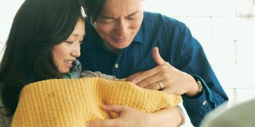 Satoko (Hiromi Nagasaku) e o marido curtem o filho adotado Fotos: Divulgação