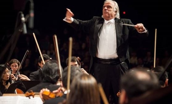 Maestro João Carlos Martins rege a Orquestra de Cordas do Sesi em Salto