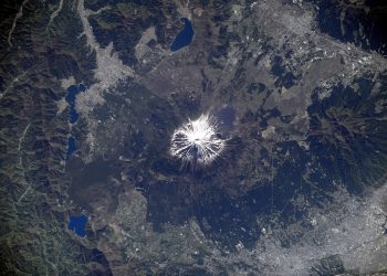 Com 3.776 metros de altura, na ilha Honshu, perto de Tóquio,  Monte Fuji é fotografado da Estação Espacial Internacional: Foto NASA/Roscosmos