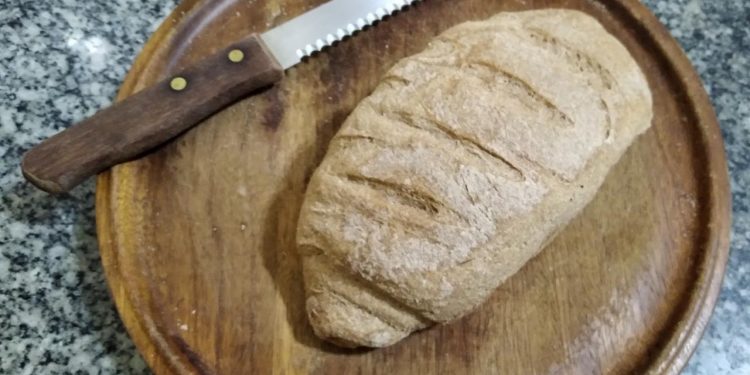 O pão integral vegano produzido por Arthur: ideia de fazer pães para sobreviver partiu da lembrança do sabor do pão da vó Dalira - Foto: Arquivo Pessoal