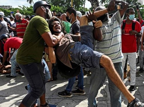 Manifestantes ocupam as ruas em Cuba; governo corta internet