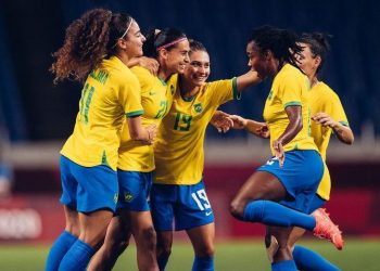 Seleção feminina de futebol bate a Zâmbia e pega o Canadá nas quartas
