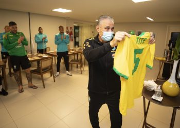Tite recebe, em junho último, a camisa comemorativa em alusão aos 5 anos de comando na Seleção Brasileira Foto: Lucas Figueiredo/CBF