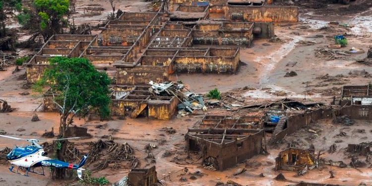 Rompimento de uma barragem em Mariana (MG), em 2015, que causou o maior desastre ambiental da história do Brasil - Foto: Antonio Cruz/Agência Brasil
