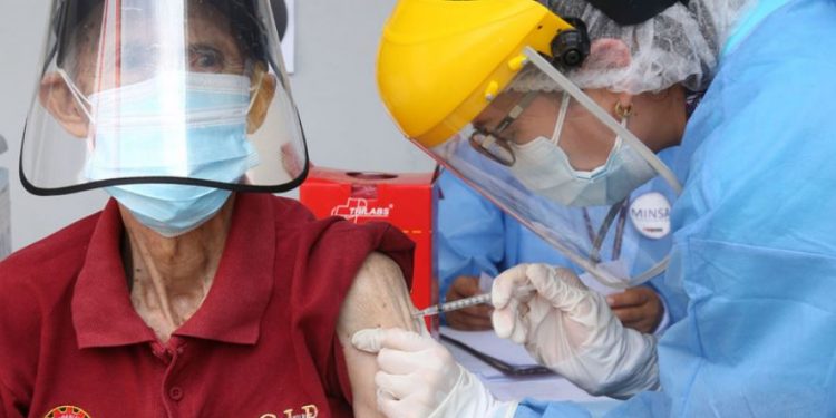 Idoso é vacina contra Covid no Peru: mortes pela doença crescem em todo mundo - Foto: Unicef/Jose Vilca