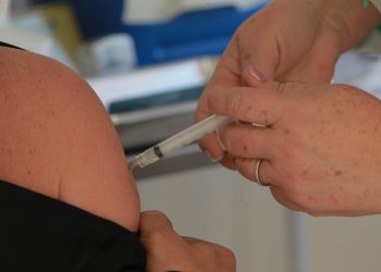 Vacina boa é vacina no braço, como mostra a enfermeira neste procedimento na UBS do Jardim Santa Genebra, em Campinas Foto: Leandro Ferreira/Hora Campinas
