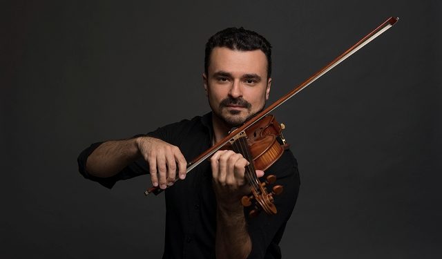 Violinista Cármelo de Los Santos é solista convidado de concerto - Foto: Eugene Ellenberg/Divulgação