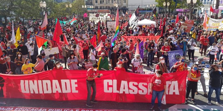 Milhares protestam no Centro de Campinas contra o governo