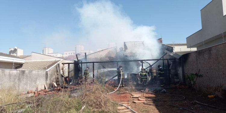 O Corpo de Bombeiros conseguiu impedir que o fogo se alastrasse para as casas próximas. Foto: Divulgação/Corpo de Bombeiros