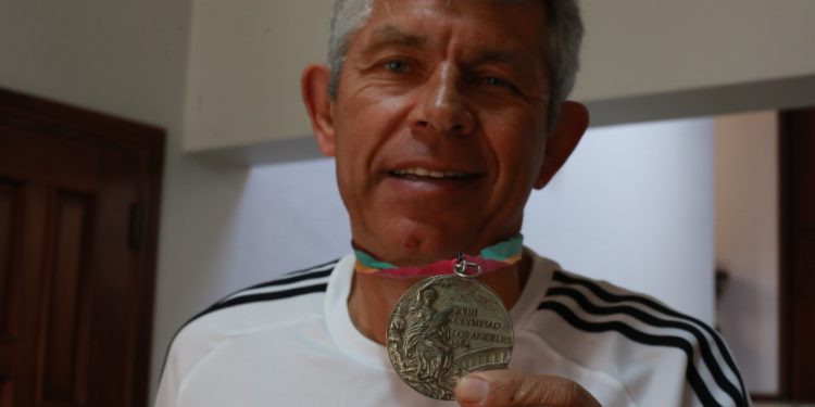 Chicão mostra a medalha olímpica conquistada nos Jogos de Los Angeles, em 1984. Foto: Leandro Ferreira/Hora Campinas