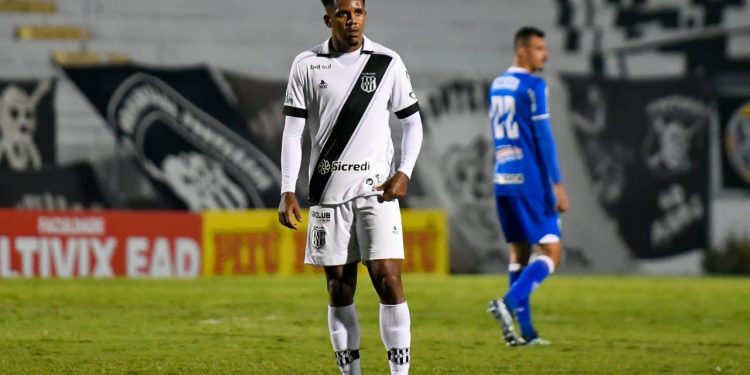 O volante André Luiz estreou contra o CSA, foi escalado como titular diante do Vila Nova e deve ter sequência contra o Avaí. Foto: Ponte Press/Álvaro Jr.