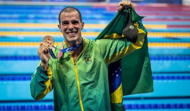 Bruno Fratus com a medalha de bronze da natação. Foto: Divulgação/ COB