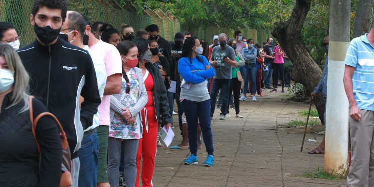 Pessoas na fila da vacina em Campias: gastos com a pandemia no estado superam os R$ 5 bilhões: Foto: Leandro Ferreira/Hora Campinas