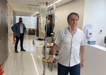 Presidente postou foto nas redes sociais andando pelo hospital em São Paulo. Foto: Reprodução/Twitter