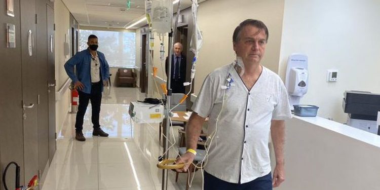 Presidente postou foto nas redes sociais andando pelo hospital em São Paulo. Foto: Reprodução/Twitter