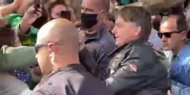 Pela terceira vez, SP autua Bolsonaro por não uso de máscara