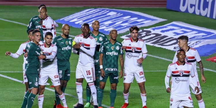 Lance do jogo entre São Paulo e Palmeiras no Morumbi. Intervenção do VAR e muita polêmica: Foto / Divulgação CBF
