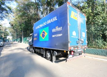 Caminhão leva carregamento da vacina do Butantan para o programa nacional. Foto: Divulgação