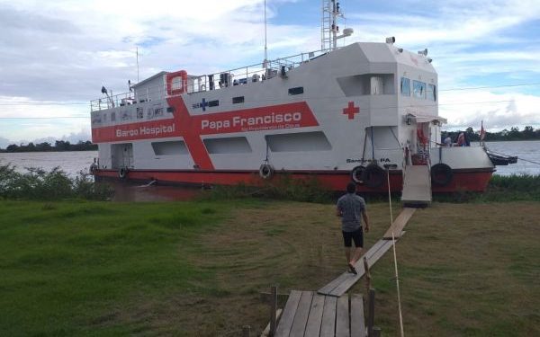 O barco-hospital realizou o atendimento gratuito a comunidades na região do Baixo-Amazonas. Fotos:  Fraternidade São Francisco de Assis para a Providência de Deus