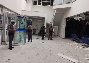 Policiais observam destroços em agência de Araçatuba: justiça de Sorocaba decide soltar presos - Foto: Reprodução
