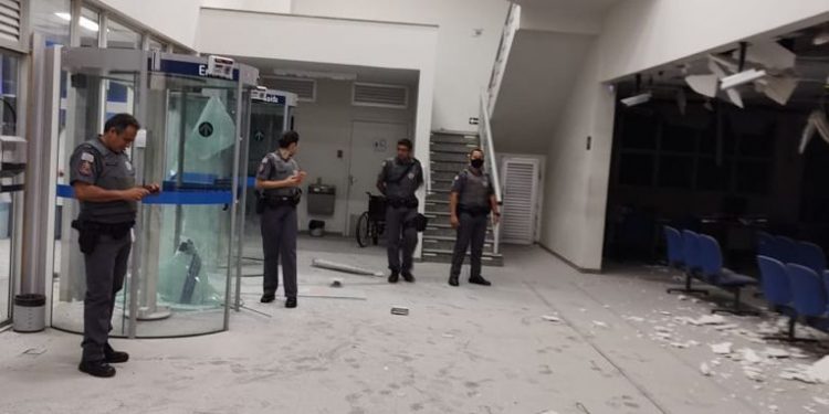 Policiais observam destroços em agência de Araçatuba: justiça de Sorocaba decide soltar presos - Foto: Reprodução
