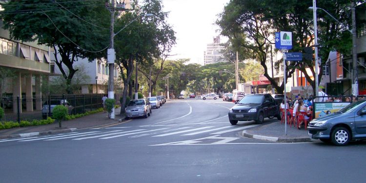 A Avenida Júlio de Mesquita conta com quatro faixas de rolamento. Foto: Arquivo