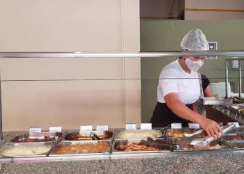 Trabalhadora em restaurante de Campinas: Caged mostra criação de vagas de trabalho na RMC - Foto: Leandro Ferreira/Hora Campinas