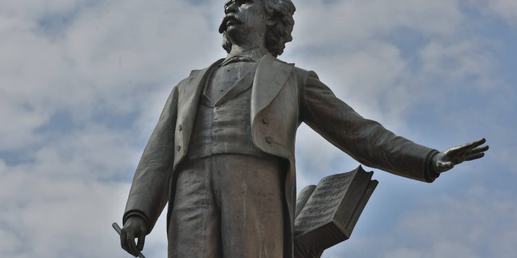 Estátua em bronze do maestro em seu monumento-túmulo no Centro de Campinas: homenagens - Foto: Leandro Ferreira/Hora Campinas