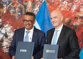 Diretor geral da OMS, Tedros Ghebreyesus, e o presidente da Fifa, Gianni Infantino - Foto: OMS/Divulgação