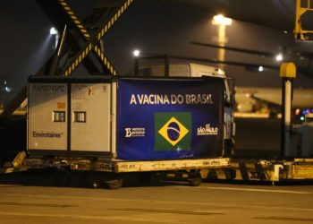 Vacinas prontas chegaram na noite deste domingo no aeroporto de Guarulhos - Foto: Divulgação/Governo SP