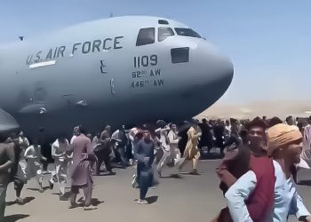 População civil desesperada tenta embarcar em avião e deixar o Afeganistão - Foto: Reprodução Redes Sociais