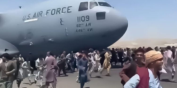 População civil desesperada tenta embarcar em avião e deixar o Afeganistão - Foto: Reprodução Redes Sociais