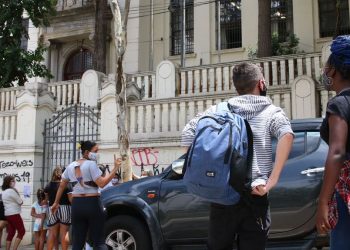 Justiça de São Paulo determina volta de professores do Estado só após vacinação completa
