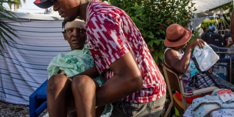 Feridos após o terremoto no Haiti buscam assistência em hospital - Foto: Unicef/George Harry Rouzie