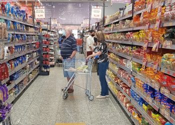 Consumidores em supermercado: valor da cesta básica aumenta em todas as capitais pesquisadas pelo Dieese - Foto: Arquivo