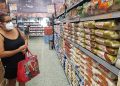 Consumidora campineira avalia se vai encarar o preço do pacote de arroz: mercado instável e inflação persistente Foto: Leandro Ferreira/Hora Campinas