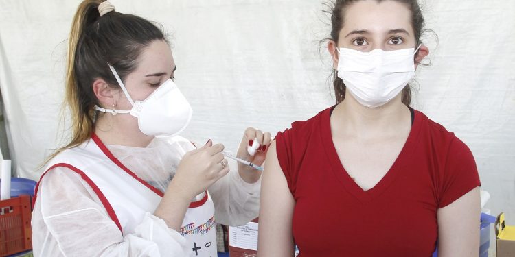 Adolescente é imunizada no Parque Santa Maria; segunda dose para adultos também está sendo aplicada Foto: Ivair de Oliveira/Divulgação