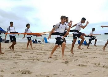 Jogadores da Ponte Preta realizaram treinamento físico em praia de Maceió, na manhã desta segunda-feira (2) - Fotos: Thiago Toledo/Ponte Press