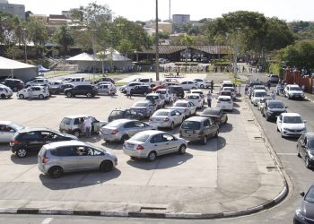Jovens de Jaguariúna, em seus carros, no Parque Santa Maria, à espera da vacina: grande procura Foto: Ivair de Oliveira/Divulgação