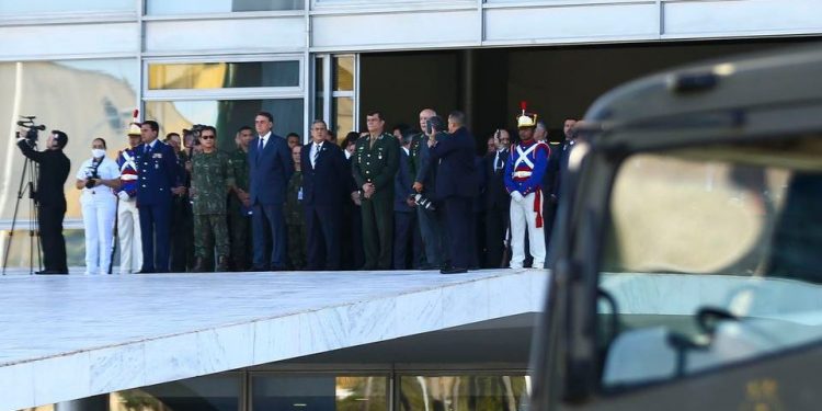 Marinha faz desfile com blindados na Esplanada dos Ministérios