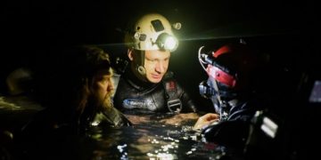 O mergulhador irlandês especialista em cavernas, Jim Warny, é chamado para ajudar no resgate Fotos: Divulgação