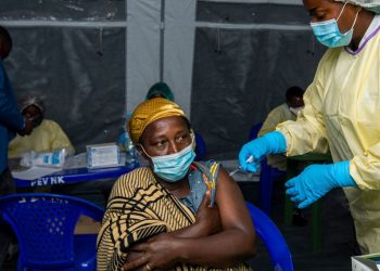 Mulher recebe a vacina contra a Covid-19 na República D emocrática do Congo - Foto: Unicef/ Arlette Bashizi