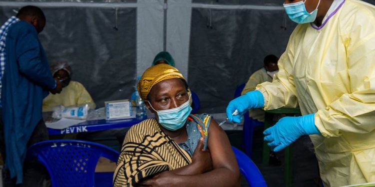 Mulher recebe a vacina contra a Covid-19 na República D emocrática do Congo - Foto: Unicef/ Arlette Bashizi