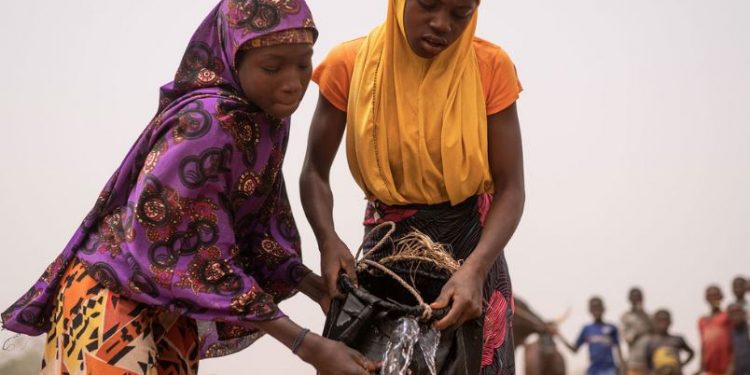 No Níger, a coleta de água pode levar até quatro horas por dia - Foto: Unicef /Juan Haro