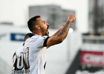 Moisés celebra o terceiro gol da Ponte, resultado que faz o time respirar na Série B. Foto: Álvaro Jr/PontePress