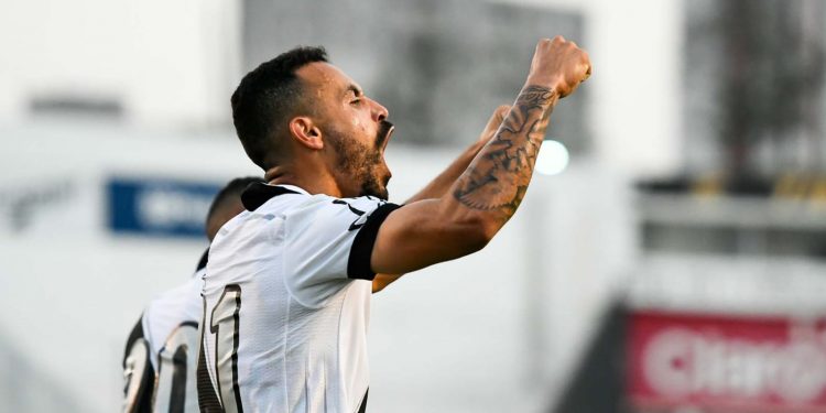 Moisés celebra o terceiro gol da Ponte, resultado que faz o time respirar na Série B. Foto: Álvaro Jr/PontePress