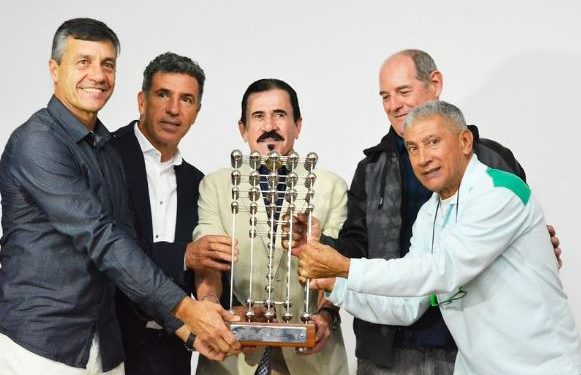 Renato, Careca, Zenon, João Roberto e Bozó erguem a taça de campeão brasileiro em homenagem realizada pelo Guarani em 2018 - Foto: Letícia Martins/Guarani FC